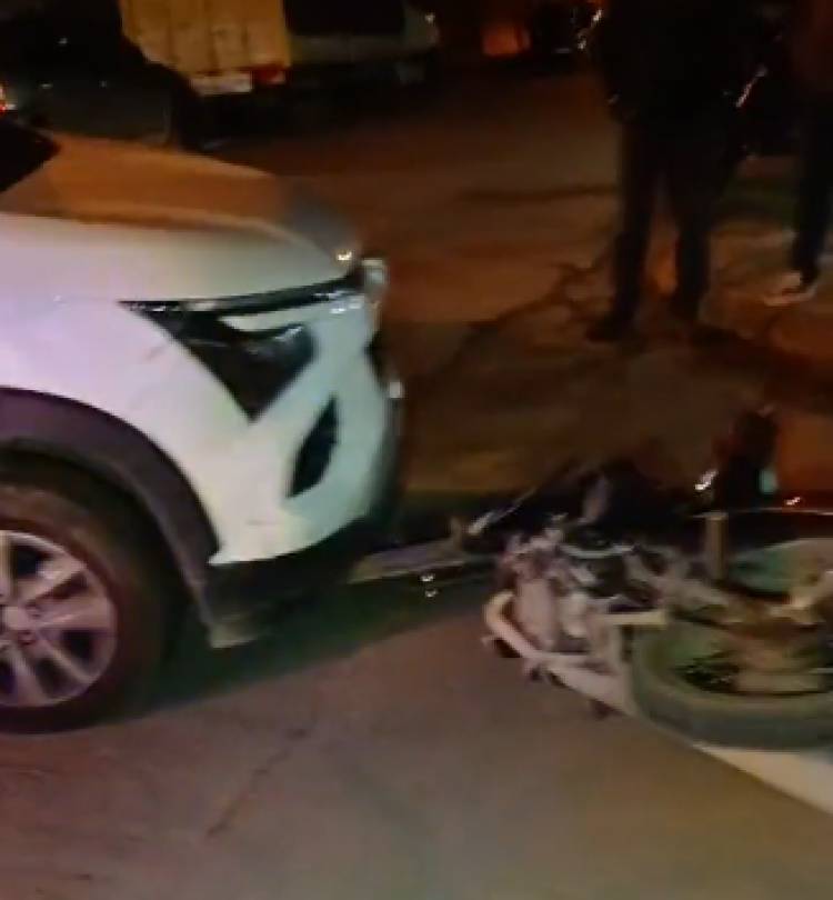 Accidente de tránsito entre una moto y un auto