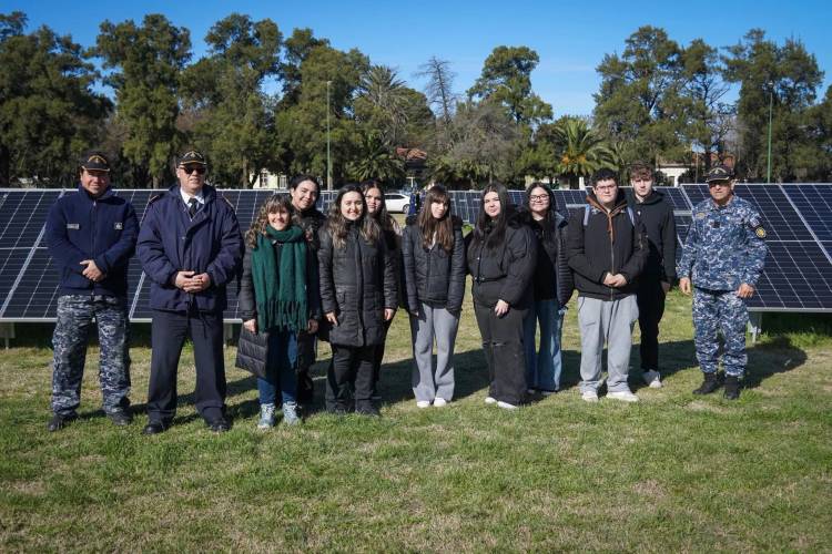 Estudiantes de Bahía Blanca conocieron el sistema de energía solar de la ESSA