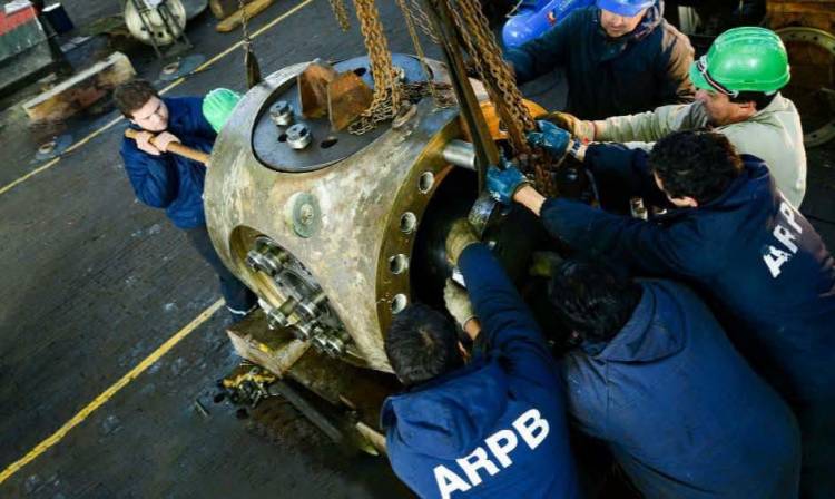 El trabajo de los civiles del Arsenal Naval, clave para recuperar la operatividad del ARA Almirante Brown