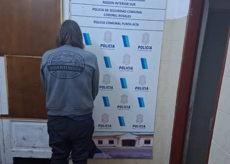 Aprehendido por incumplir restricción de acercamiento con su madre