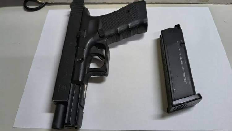Detuvieron a un joven por amenazar a otro con una pistola de aire comprimido