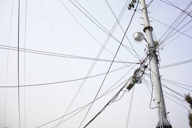 Proponen ordenanza para ordenar el cableado aéreo y erradicar cables en desuso en Coronel Rosales