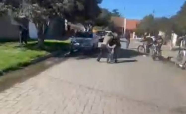 Golpean a una adolescente fuera de una escuela, lo graban y viralizan