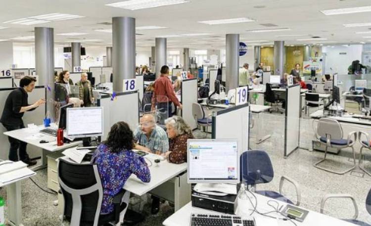 El Gobierno Nacional oficializó aumentos para estatales y un pago extraordinario de $80.000