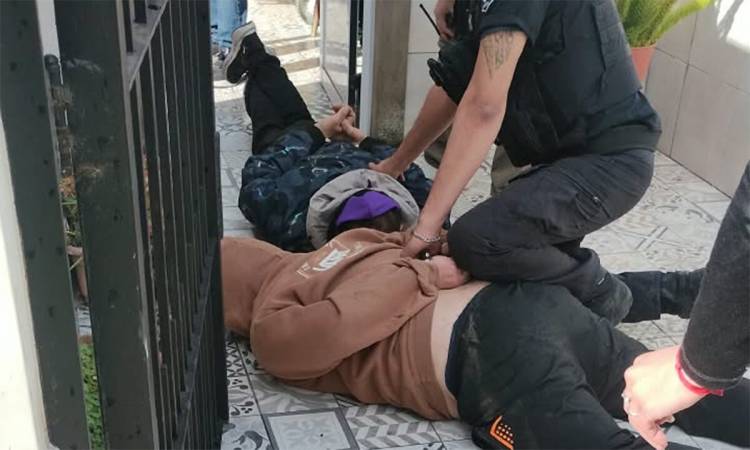 Balearon a un hombre en su casa: a los acusados les secuestraron armas, cocaína y marihuana
