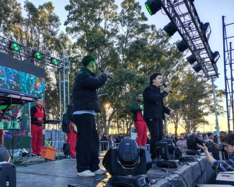 Multitudinario festejo en Puerto Rosales