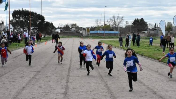 AUPA festejó su aniversario con una gran jornada atlética y 40 corredores en los 8K
