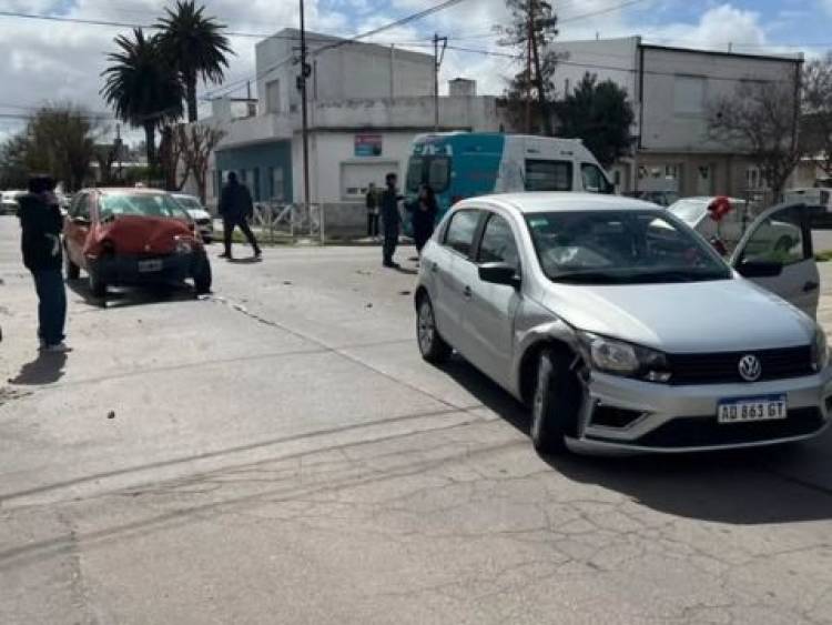 Una mujer resultó herida tras un choque entre dos autos