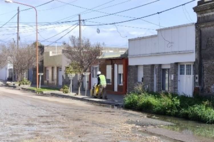 Desbordes cloacales en Mitre y 17 de agosto: comenzó la obra de recambio de caños