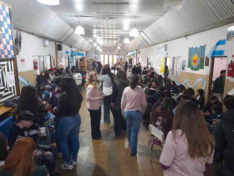 Sentadas y carteles de estudiantes de la Secundaria N° 1 por problemas edilicios