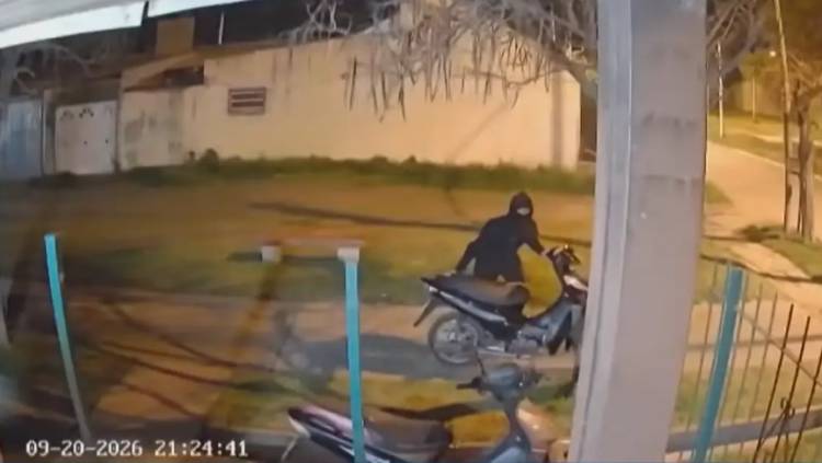 Una cámara captó como delincuentes robaban una moto del frente de una casa