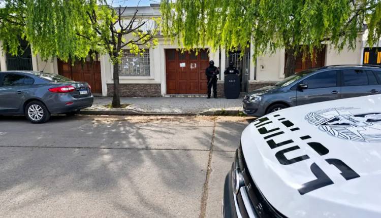 Allanan la casa del dueño de una financiera denunciada