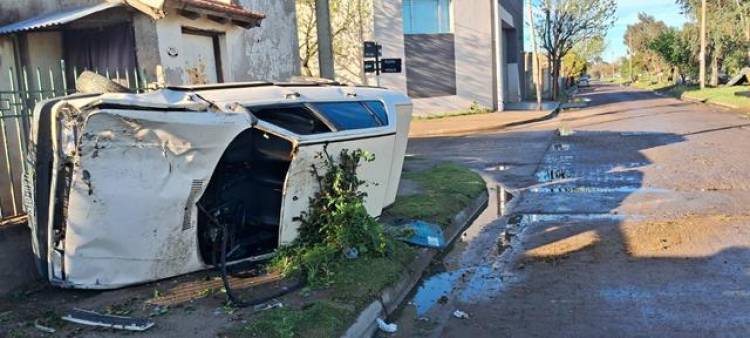 Vuelco de un auto en Alem y España