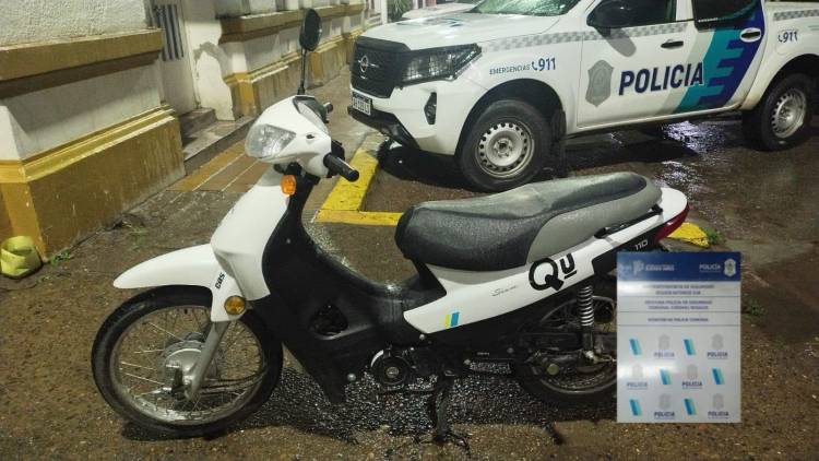 Un sujeto quiso escapar de la policía con su moto, se cayó y fue detenido 