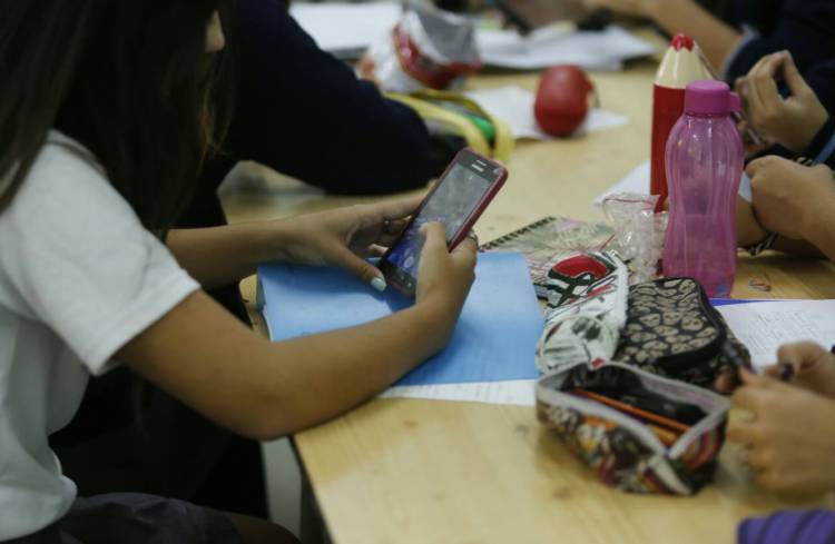 Avanza una ley que restringe el uso de celulares para alumnos de Secundaria en toda la provincia