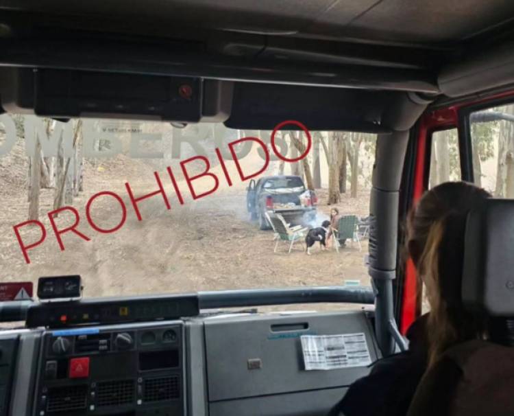 Bomberos de Pehuen Co encontraron una familia haciendo fuego en el Bosque Encantado 