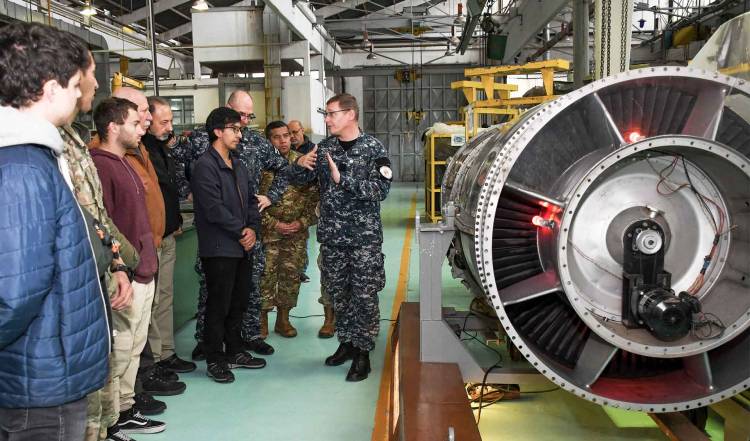 Estudiantes de la Facultad de Ingeniería del Ejército visitaron la zona naval de Puerto Belgrano