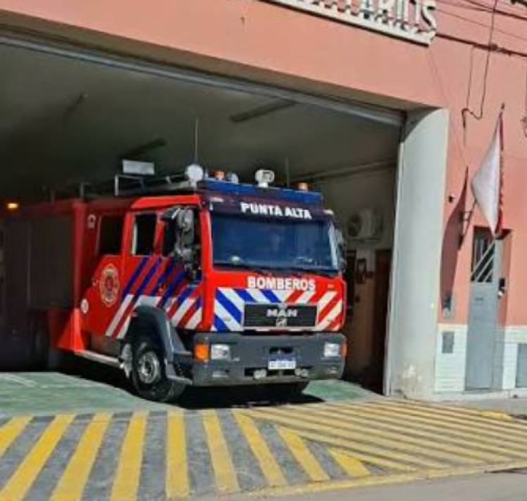 Bomberos Voluntarios y Policías asistieron a un bebé en la plaza Belgrano 